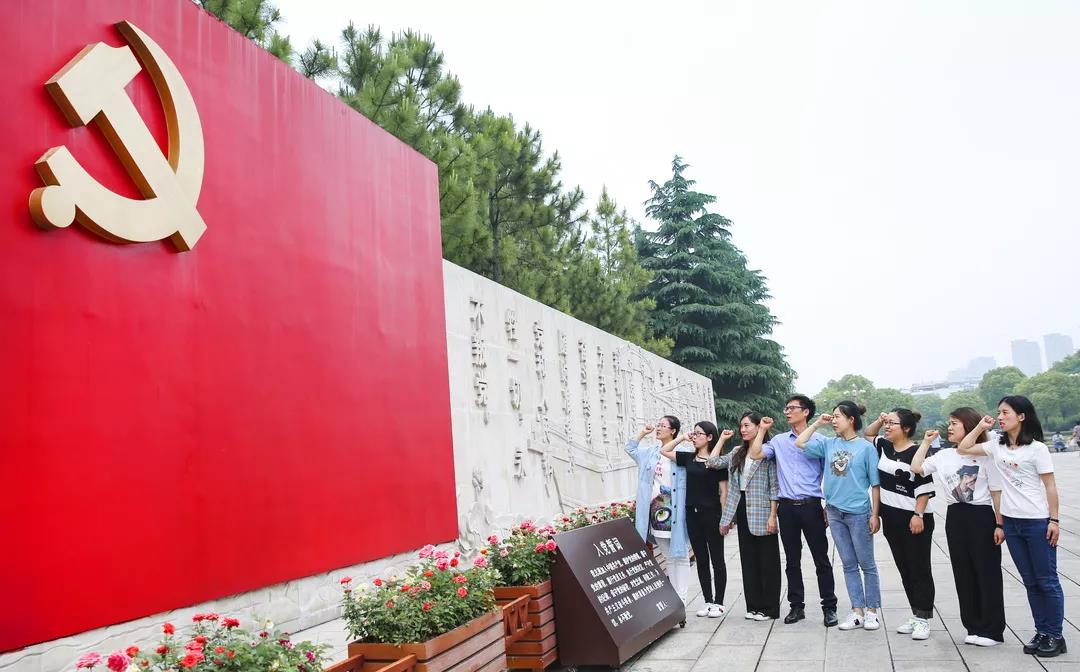 我校全体党支部准时踏上了红色革命之旅，共赴浙江嘉兴南湖开展“重温入党誓词，加强党性修养”的主题党日活动。